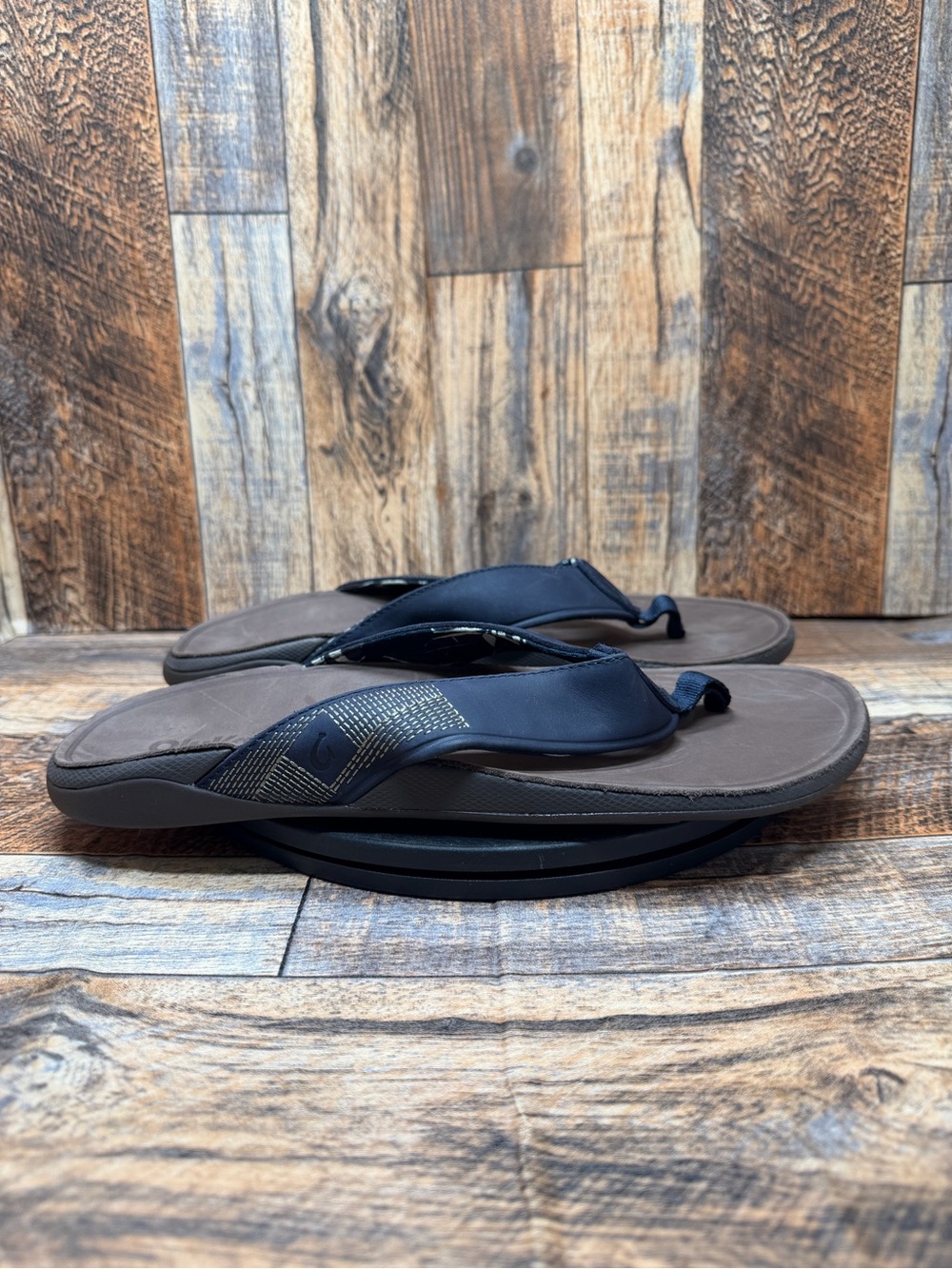 NEW NWOT Olukai Tuahine Leather Upper Men’s US 10 Sandals Flip Flop Slippers